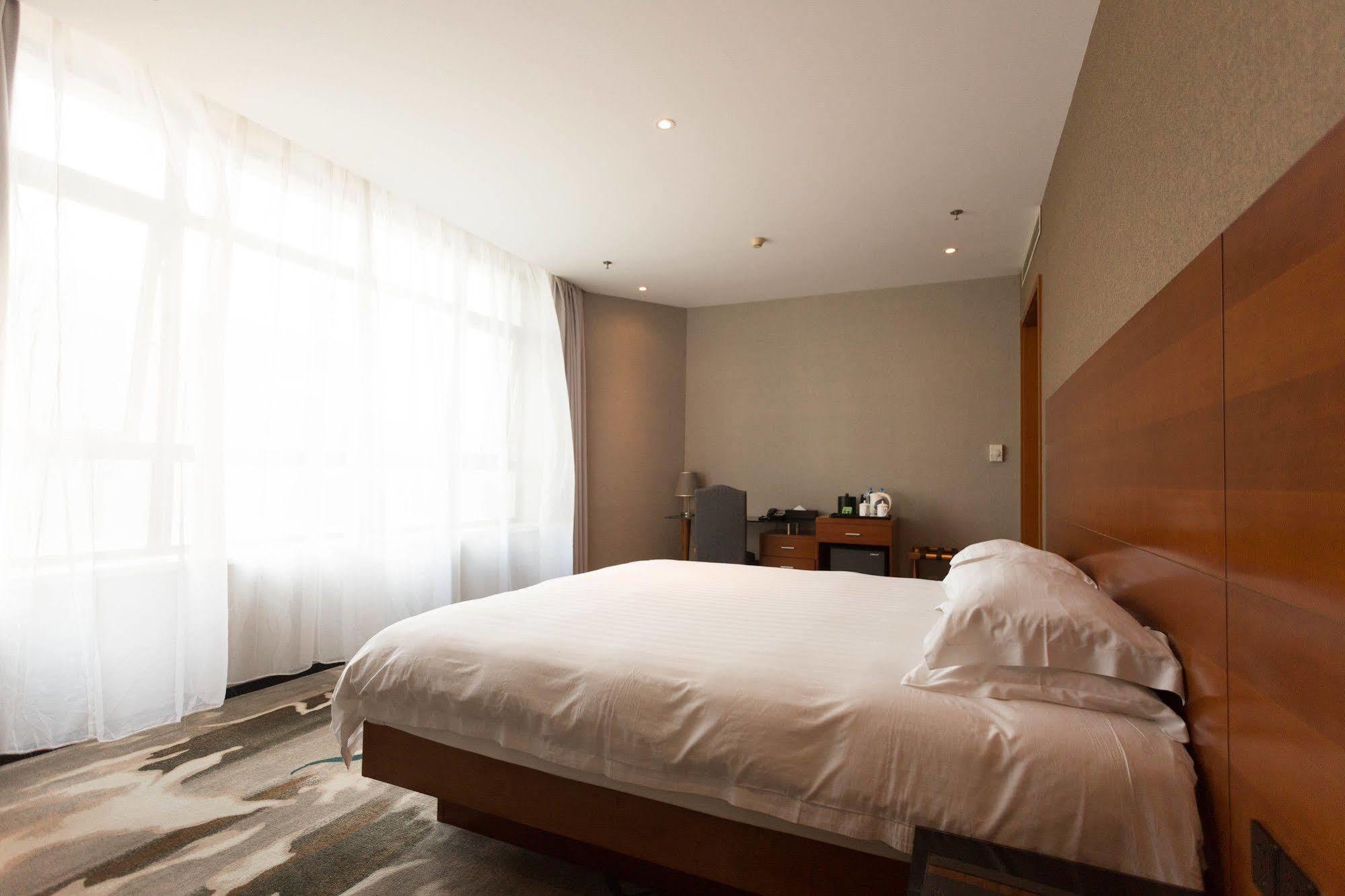 Radiance Hotel Shanghai Bagian luar foto